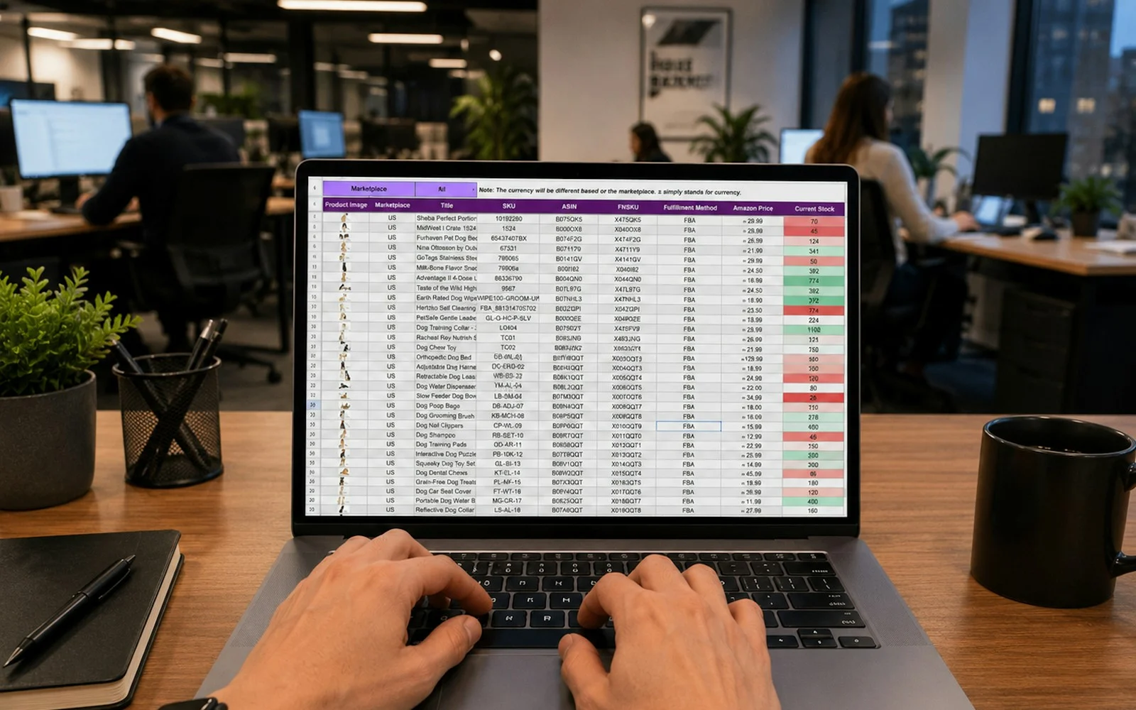 Pessoa digitando em um notebook com uma planilha de vendas aberta
