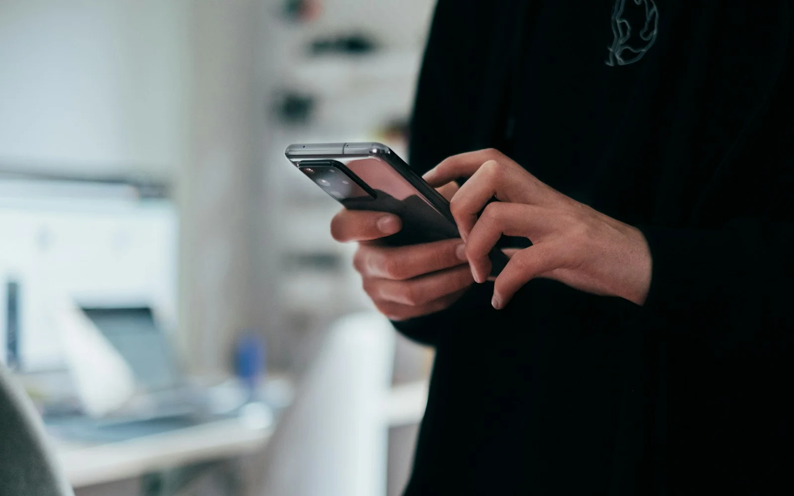 Pessoa usando o celular em um escritório