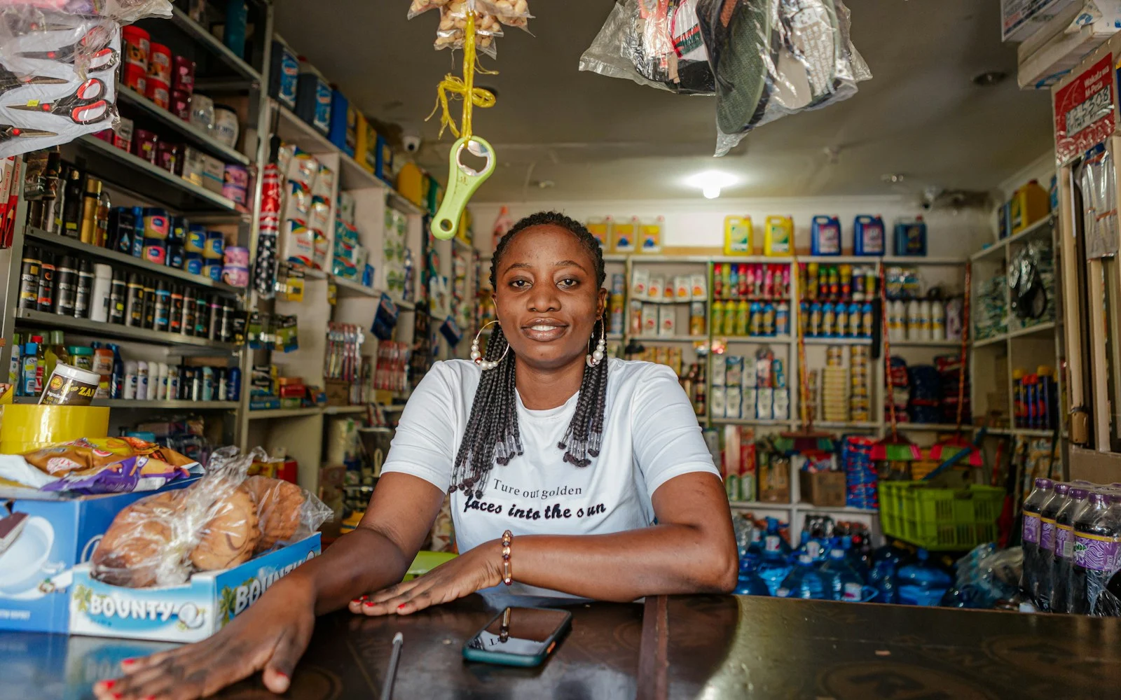 Comerciante sorrindo atrás do balcão da sua loja